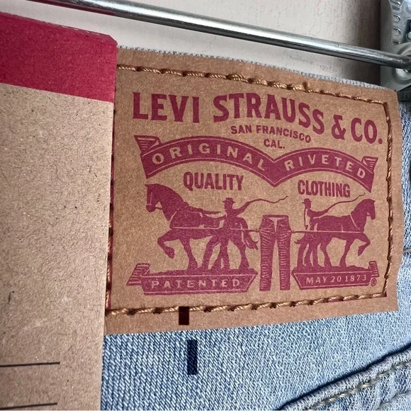 NWT Levi’s Classic Straight Fit Women’s Jeans Light Wash Size 27x30 (4) - Picture 6 of 13